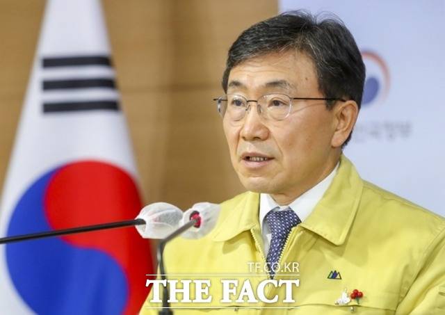 권덕철 중앙재난안전대책본부 1차장(보건복지부 장관)이 16일 오전 서울 종로구 정부서울청사 합동브리핑실에서 신종 코로나바이러스 감염증(코로나19) 확산 방지를 위해 다음 주부터 적용할 사회적 거리두기 조정안을 발표하고 있다. /보건복지부 제공
