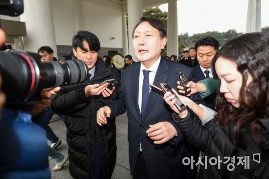윤석열 검찰총장이 2일 서울 동작구 국립서울현충원을 찾아 참배를 마친 뒤 취재진에게 질문 받고 있다./강진형 기자aymsdream@