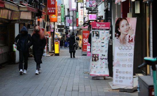 16일 오후 서울 중구 명동거리 모습. 정부는 이날 코로나19 확산 방지를 위해 현행 사회적 거리두기(수도권 2.5단계·비수도권 2단계)와 전국 5인 이상 사적모임 금지 조치를 이달 말까지 연장한다고 밝혔다. [이미지출처=연합뉴스]