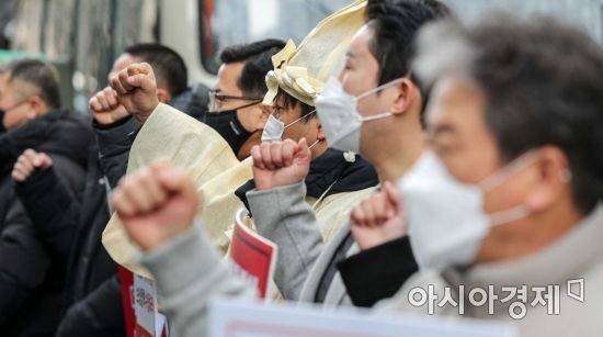 14일 서울 여의도 더불어민주당사 앞에서 헬스장필라테스, 스터디카페, 스크린골프, 코인노래방 등 관계자들이 오는 16일 발표 예정인 집합금지업종 조정 관련 자영업자 3대 공동요구사항을 발표하고 있다./강진형 기자aymsdream@