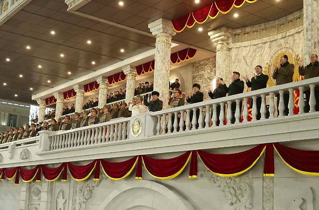 14일 저녁 평양 김일성광장에서 북한 노동당8차대회 기념열병식이 열린 가운데 김정은을 포함한 북한 당정군 고위 간부들이 주석단에 서 서 있다/노동신문/뉴스1