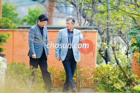 2009년 4월 16일 오후 경남 김해 봉하마을에 있는 노무현 전 대통령 사저를 방문한 당시 문재인 전 청와대 비서실장(오른쪽)이 김경수 비서관의 배웅을 받으며 사저를 나서는 모습.  이날 문 전 실장은 이곳에 5시간 50분가량 머물렀다. /조선일보 주완중 기자