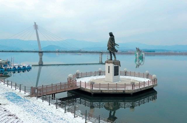 춘천 우두산의 정기를 머금고 시내를 관통하는 소양강을 상징하기 위해 세운 소양강처녀상. 처녀상 뒤로 소양강을 내려다볼 수 있는 소양강 스카이워크와 쏘가리상이 보인다.