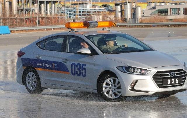 한국도로교통안전공단 테스트센터 빙판길 실험. 동아일보DB