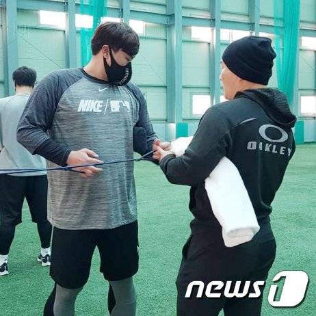 미국 메이저리그 토론토 블루제이스에서 활약 중인 류현진이 7일 제주도 서귀포시 강창학구장에서 개인훈련을 하고 있다.(에이스펙코퍼레이션 인스타그램 계정 캡처) 2021.1.8/뉴스1