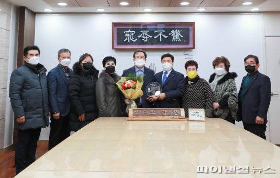 남양주시 새마을회 15일 조광한 남양주시장에게 감사패 전달. 사진제공=남양주시