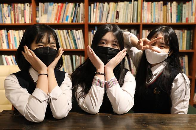 보수동 책방골목를 소재로 한 단편영화 <영원히 간직하고픈… 너의 이름은>에 출연한 동주여고 2학년 양지혜(왼쪽부터)·김현지·양혜진양. 부산/장철규 선임기자 chang21@hani.co.kr