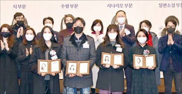 < 한경 신춘문예 ‘영광의 얼굴들’ > 올해 한국경제신문 신춘문예 시상식에 참석한 부문별 당선자와 심사위원들.