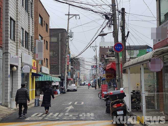 ▲골목 안쪽으로 작은 밥집들이 늘어서 있다.
