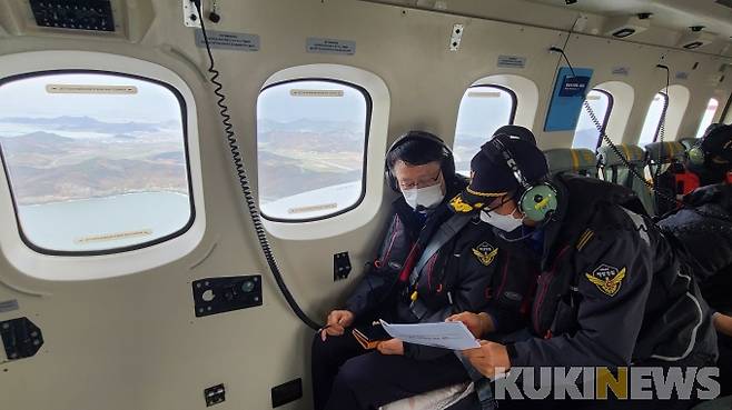 ▲ 정봉훈 서해지방해양경찰청장은 15일 오후 해상 치안현장 점검을 겸한 괭생이모자반 유입 상황을 둘러보고, 사전 예방을 위한 적극적 예찰지원과 해상 수거지원을 약속했다.[사진=서해지방해양경찰청]