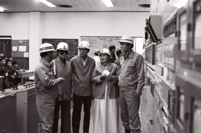 1970년대 등장한 KBS 일일연속극 ‘꽃피는 팔도강산’은 정책 홍보 목적으로 제작됐다. 포항제철소, 울산 공업단지 등을 조명하면서 산업화의 성과를 강조했는데, 국민에게 혁신적인 발전을 통해 희망을 전달하려는 취지였다. 사진은 포항제철소 내에서 ‘꽃피는 팔도강산’을 촬영하는 모습.  KBS 제공