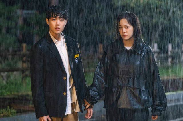 최근 수많은 웹툰이 드라마와 영화로 리메이크되는 가운데 학생을 주인공으로 한 판타지물의 강세가 두드러진다. 웹툰의 주 독자층인 10대를 겨냥한 학생물에 판타지 설정이 가미되면서 브라운관 시청자들도 사로잡았다는 평가다. 사진은 OCN ‘경이로운 소문’. OCN 제공