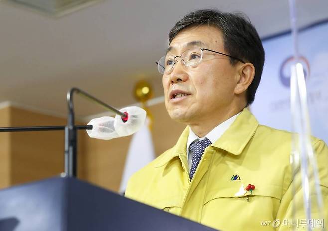 [서울=뉴시스]김명원 기자 = 권덕철 중앙재난안전대책본부 1차장(보건복지부 장관)이 16일 오전 서울 종로구 정부서울청사 합동브리핑실에서 신종 코로나바이러스 감염증(코로나19) 확산 방지를 위해 다음 주부터 적용할 사회적 거리두기 조정안을 발표하고 있다. (사진=보건복지부 제공) 2021.01.16. kmx1105@newsis.com