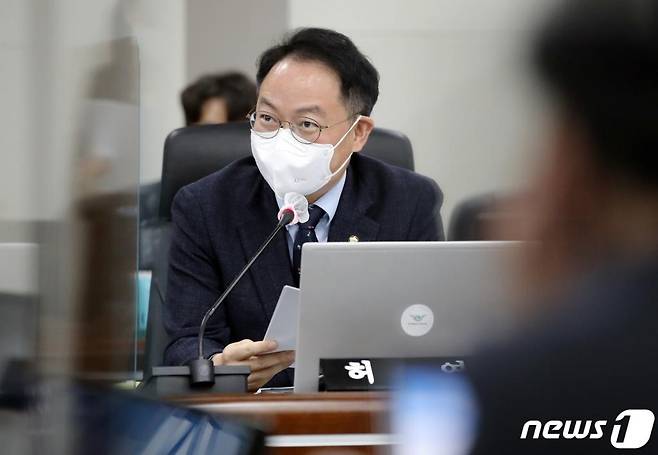 허영 더불어민주당 의원이 22일 오전 인천 중구 인천국제공항공사에서 열린 국토교통위원회의 인천국제공항공사, 한국공항공사, 항공안전기술원에 대한 국정감사에서 질의하고 있다. /사진=뉴스1