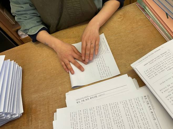 16일 강원도 속초 소재의 한 독립서점이 책 정기 구독 서비스를 위해 배송을 준비하고 있다./사진=독자 제공