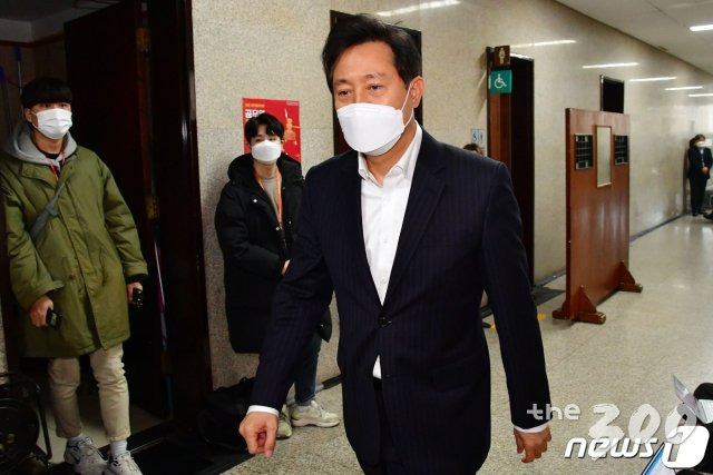 (서울=뉴스1) 박세연 기자 = 조건부 서울시장 보궐선거 출마를 밝힌 오세훈 전 서울시장이 7일 서울 여의도 국회에서 김종인 국민의힘 비상대책위원장과 면담을 갖기위해 위원장실로 향하고 있다. 2021.1.7/뉴스1