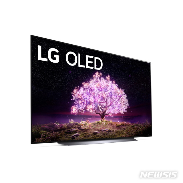 [서울=뉴시스] LG 올레드 TV가 미 동부시간 13일 오후(한국시간 14일 아침) CES 공식 어워드 파트너인 엔가젯(Engadget)이 시상하는 CES 2021 최고상에서 최고 TV(Best TV Product)로 선정됐다. LG 올레드 TV는 7년 연속으로 CES 공식 어워드의 최고 TV 상을 수상하는 영예를 얻었다. 사진은 최고상을 받은 LG 올레드 TV 제품 사진 (제공=LG전자)