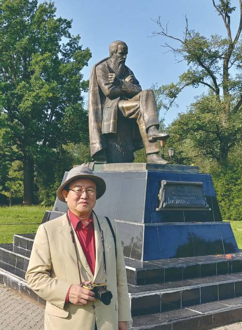 스타라야루사의 도스토옙스키 동상 앞에서 저자 이정식 전 CBS사장이 포즈를 취하고 있다. 한결미디어 제공