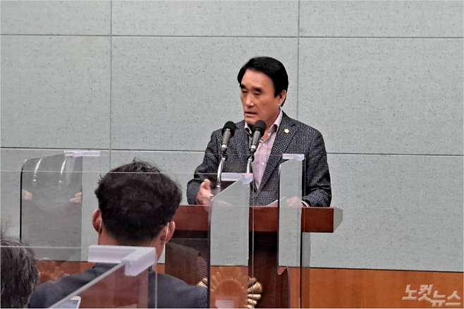 최인규 고창군의장이 지난해 11월 "제명조치가 부당하다"며 기자회견을 하고 있다. 김용완 기자