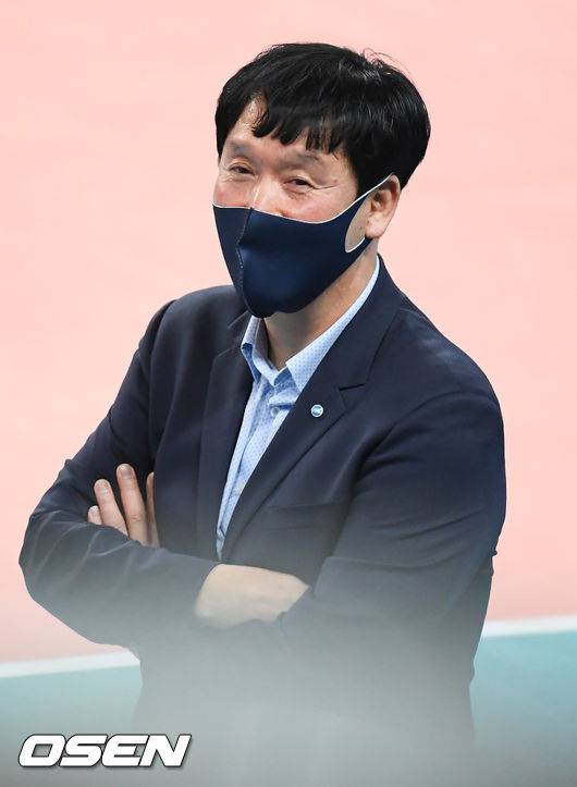 [OSEN=박준형 기자]경기종료 후 우리카드 신영철 감독이 미소 짓고 있다. / soul1014@osen.co.co.kr