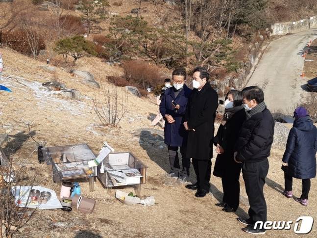 이낙연 부부, 정인이 묘소 찾아 추모 - 뉴스1
