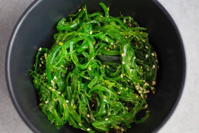 짭짤하고 고소한 염장 미역 무침은 대중적으로 인기 많은 밥반찬이다. [GettyImage]