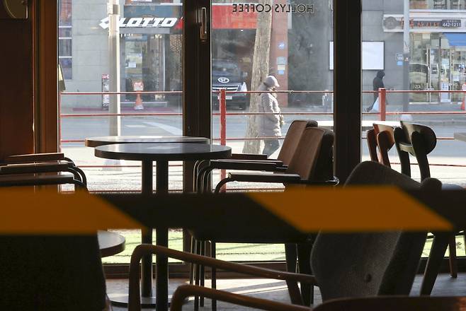 지난 5일 서울 강동구 천호동 한 커피전문점에서 좌석 이용이 금지되고 있다. ⓒ연합뉴스