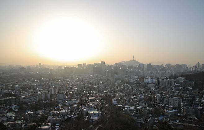 14일 오전 서울 종로구 인왕산에서 바라본 서울 도심 일대.연합뉴스