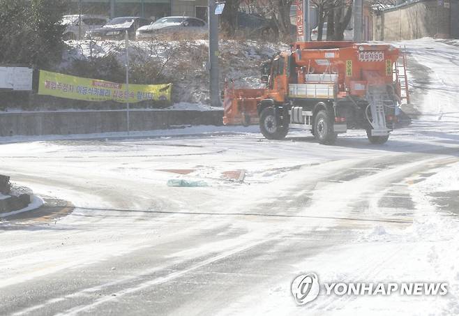 눈 치우는 제설차 [연합뉴스 자료사진]