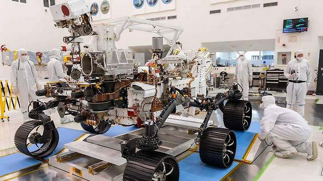 클린룸에서 점검을 받고있는 로버 퍼서비어런스 [NASA/JPL-Caltech 제공]