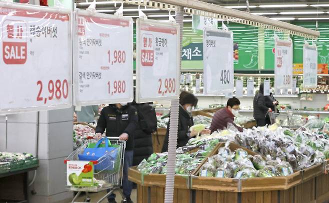 지난 14일 서울 서초구의 한 대형 마트 채소 코너에서 시민들이 장을 보고 있다. (사진=연합뉴스)
