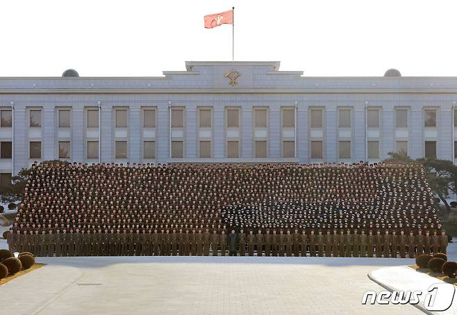 (평양 노동신문=뉴스1) = 김정은 북한 노동당 총비서가 지난 16일 호위·안전·보위 부문 장병들과 기념사진을 찍었다고 당 기관지 노동신문이 17일 보도했다.  [국내에서만 사용가능. 재배포 금지. DB 금지. For Use Only in the Republic of Korea. Redistribution Prohibited] rodongphoto@news1.kr