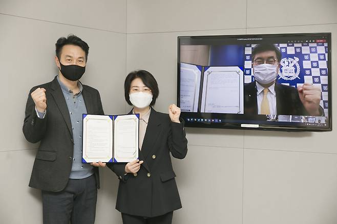 서울대학교 아카데미 프로그램을 추진을 위해 (왼쪽부터)김주성 Cloud사업담당 상무, 이미희 KT Cloud/DX 사업본부장 상무, 서울대 공과대학장 차국헌 교수가 비대면 방식으로 서면 협약을 맺었다. (KT제공) 2021.01.17 /뉴스1