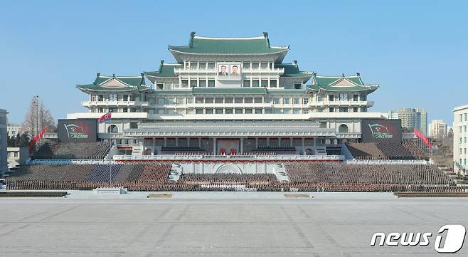 (평양 노동신문=뉴스1) = 김정은 북한 노동당 총비서가 지난 16일 제8차 당 대회 기념 열병식 참가자들과 기념사진을 찍었다고 당 기관지 노동신문이 17일 전했다.  [국내에서만 사용가능. 재배포 금지. DB 금지. For Use Only in the Republic of Korea. Redistribution Prohibited] rodongphoto@news1.kr