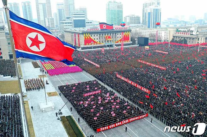 (평양 노동신문=뉴스1) = 북한 노동당 기관지 노동신문은 지난 15일 평양시군민연합대회가 김일성광장에서 열렸다고 17일 보도했다. [국내에서만 사용가능. 재배포 금지. DB 금지. For Use Only in the Republic of Korea. Redistribution Prohibited] rodongphoto@news1.kr