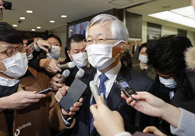 일본 외무성은 한국 법원의 일본군 '위안부' 피해자 배상 판결에 항의해 지난 8일 남관표 일본 주재 한국대사를 초치했다. 초치가 끝난 뒤 취재진에 답변하는 남 대사. /연합뉴스