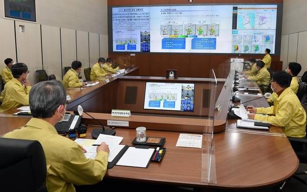 김희겸 행정안전부 재난안전관리본부장이 17일 오후 세종시 정부세종2청사 중앙재난안전상황실에서 '대설 대처 상황 긴급 관계기관 대책회의'를 주재하고 있다./연합뉴스