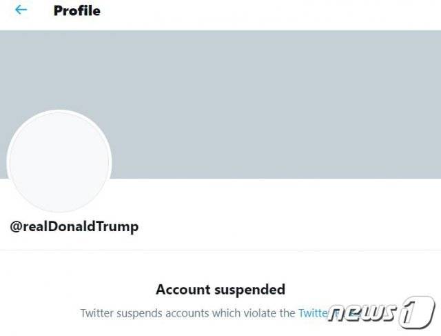 트위터가 8일(현지시간) 폭력을 더 조장할 위험이 있다며 도널드 트럼프 미국 대통령의 트위터 계정을 영구적으로 정지하는 조치를 취하기로 했다고 밝혔다. (트위터 캡처) 2021.1.9/뉴스1