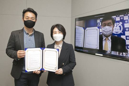 서울대학교 아카데미 프로그램을 추진을 위해 , 김주성(왼쪽부터)KT Cloud사업담당 상무, 이미희 KT Cloud/DX사업본부장 상무, 차국헌 서울대 공과대학장 교수가 비대면 방식으로 서면 협약을 맺고 기념 촬영을 하고 있다. KT 제공 .