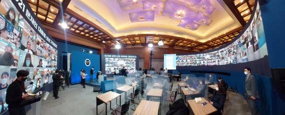 청와대 탁현민 의전비서관 등 관계자들이 17일 오후 청와대 춘추관에서 문재인 대통령의 2021 신년 기자회견 리허설을 하고 있다. 뉴시스