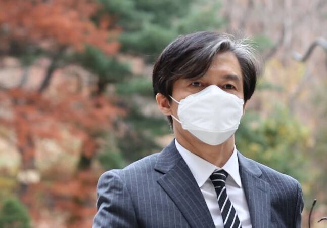 지난해 11월 조국 전 법무부장관이 20일 오후 서울 서초구 서울중앙지방법원에서 열린 공판에 출석하고 있다. 연합뉴스