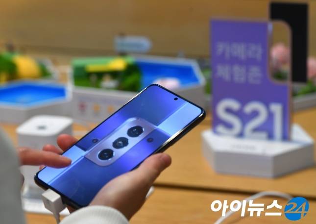 삼성전자가 지난 15일(한국시간) 자정 온라인에서 진행된 '삼성 갤럭시 언팩 2021'을 통해 플래그십 스마트폰 갤럭시 S21 시리즈를 공개했다. 서울 서초구 삼성전자 서초사옥 딜라이트샵을 찾은 시민들이 새로운 갤럭시 S21을 살펴보고 있다. [사진=조성우 기자]
