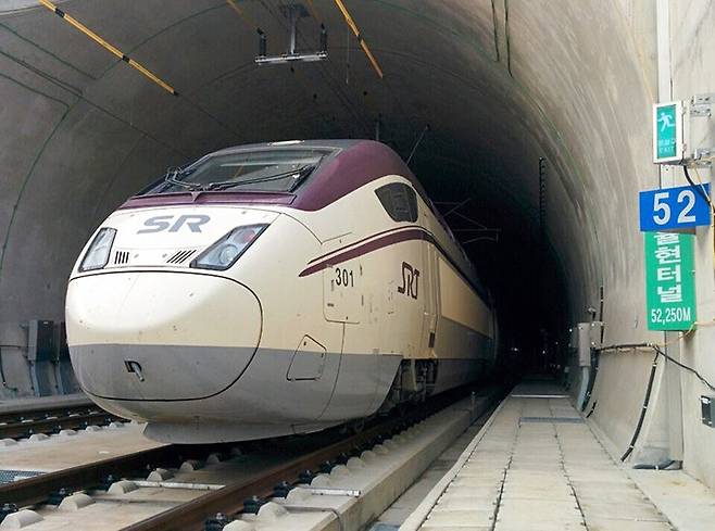 국토부는 평택~오송 구간의 병목현상을 풀기 위해 지하에 복선터널을 새로 뚫을 계획이다. 사진은 수서역과 평택을 연결하는 율현터널.[사진 국토교통부]