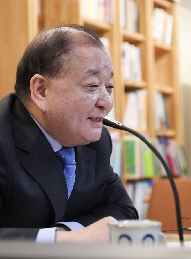 (서울=연합뉴스) 류효림 기자 = 강창일 신임 주일대사가 17일 오후 서울 서초구 양재동 역사디자인연구소에서 열린 온라인 기자간담회에서 취재진 질문에 답하고 있다. 2021.1.17