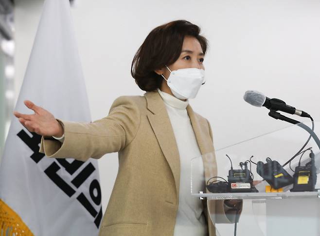 자영업 지원 방안 발표 서울시장 보궐선거 출마를 선언한 나경원 전 국민의힘 의원이 17일 서울 영등포구 국민의힘 당사에서 소상공인·자영업자 지원 및 경영 활성화 방안을 발표하고 있다.  연합뉴스