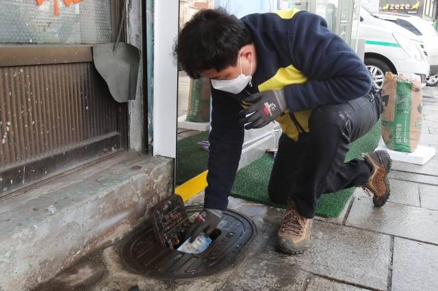 서울 성동구 긴급출동반 관계자가 취약계층 가정을 찾아 해빙지원서비스를 하고 있다. 성동구 제공
