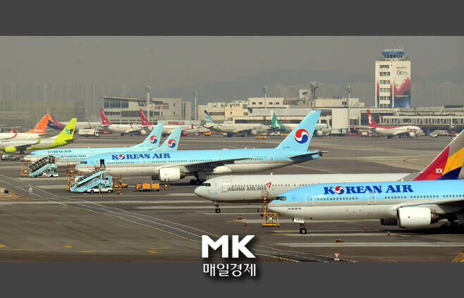 코로나19 관련 한국인의 입국을 금지하거나 입국절차를 강화한 국가가 100여개국이 되면서, 9일 인천공항에 운항을 하지 못하고 있는 비행기가 계류장에 서있다.  2020.3.9 . 매경DB