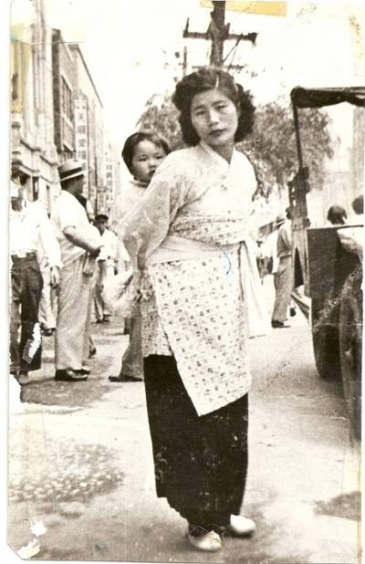 영화촬영장에서 아기를 업고 있는 박남옥 감독. [사진 제공=이경주]