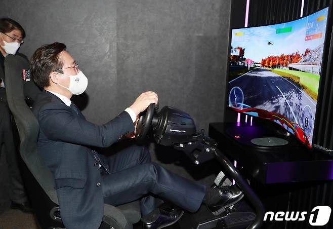 (서울=뉴스1) = 성윤모 산업통상자원부 장관이 13일 오전 서울 마곡동 LG디스플레이 R&D센터를 방문, CES 2021 전시제품을 체험하고 있다. (산업통상자원부 제공) 2021.1.13/뉴스1  <저작권자 ⓒ 뉴스1코리아, 무단전재 및 재배포 금지>