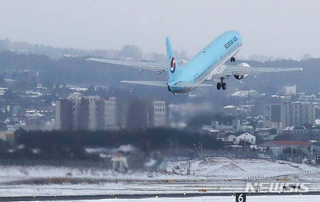 [제주=뉴시스]우장호 기자 = 지난 9일 오전 제주국제공항 활주로에 항공기 한 대가 이륙하고 있다. 2021.01.09. woo1223@newsis.com